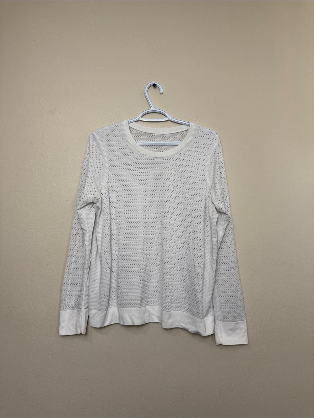 Lululemon Women’s White Long-Sleeve Knit Top size 8-10
